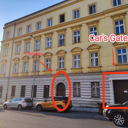 Spacious Flat & Parking Possibility, 3 Stops To Wenceslav Square Prag Dış mekan fotoğraf