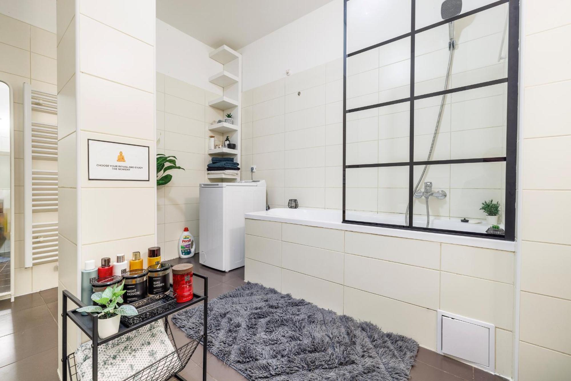 Spacious Flat & Parking Possibility, 3 Stops To Wenceslav Square Prag Dış mekan fotoğraf