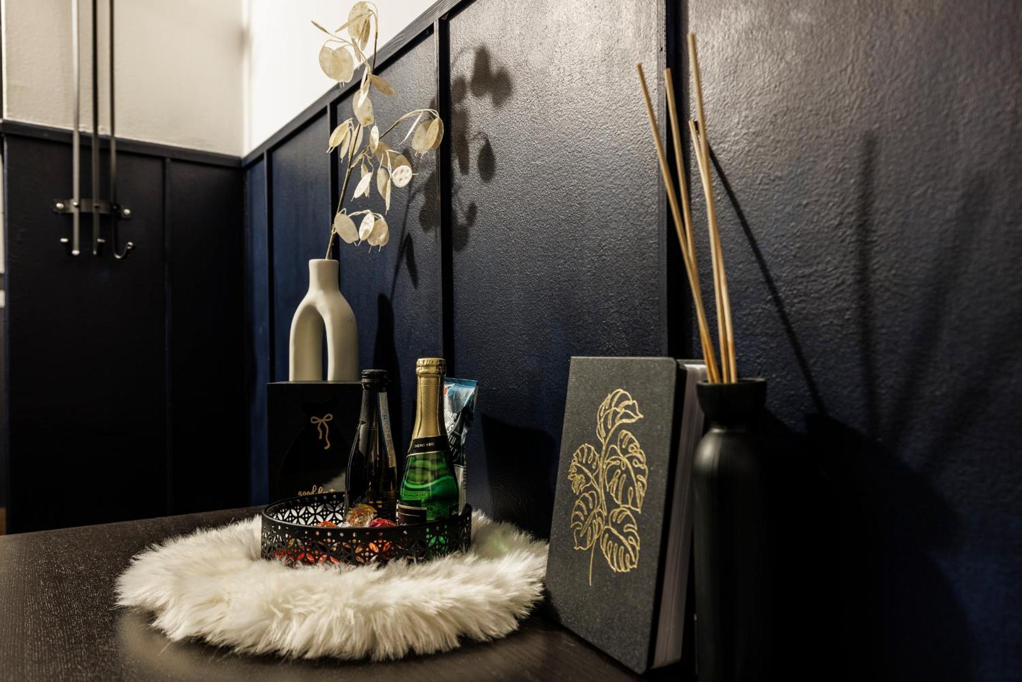 Spacious Flat & Parking Possibility, 3 Stops To Wenceslav Square Prag Dış mekan fotoğraf